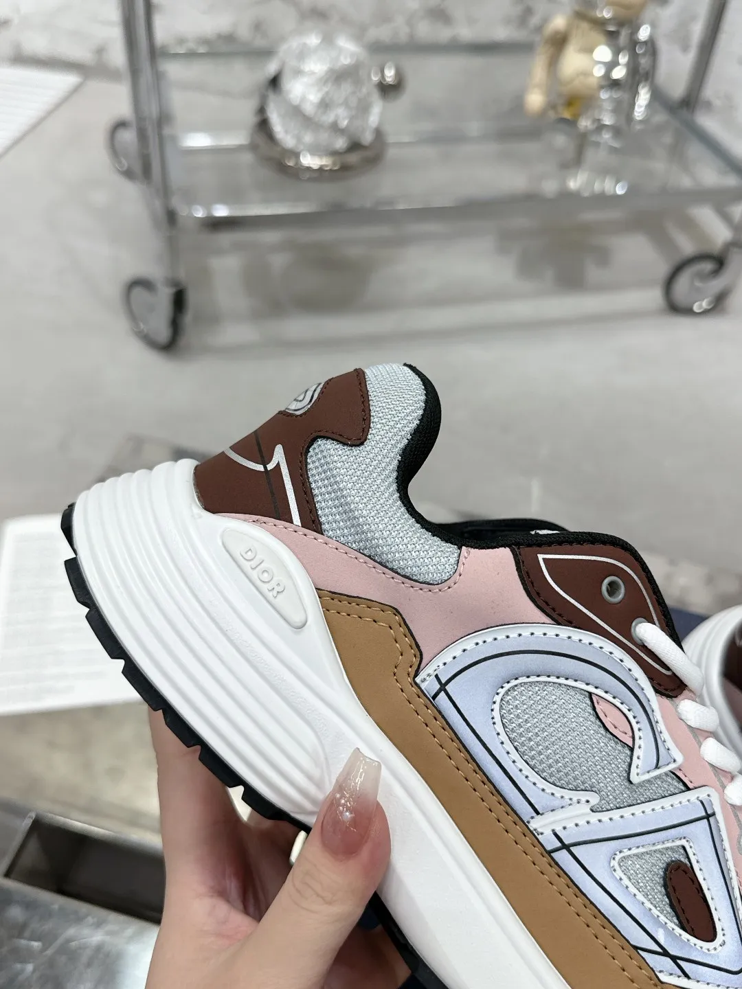 Men's men's shoes 💰600❤️❤️❤️High version Dior Dior's latest color matching B30 series reflective dad sneakers original 17380💰 purchased for development and production Brand new B30 sneakers Dad Shoes style shoes that follow the trend of the retro market The Dior logo on the tongue also indicates that this pair of shoes is the B30 model! B30 uses fine-textured leather and mesh cloth materials to form a shoe body. There are conspicuous letters CD on both sides of the shoe body to indicate identity. Many lines on the shoe body outline details to make the shoes look less monotonous and full of retro flavor. The delivery counter is exquisitely packaged🛍📦 ▪️Fabric: Original customized technical fabric + mesh ▪️Inner lining: Customized breathable lining ▪️Outsole: Original molded IP foam + TPU outsole ▪️Sole thickness: 3.5CM ▪️Size: Women’s size 35-40 / Men’s size 39-46